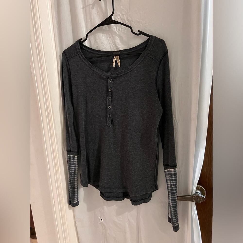 We the free gray long tie dye sleeves Henley size s